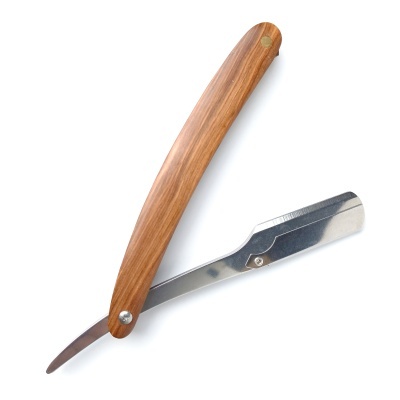 Navalha de barbear com cabo de madeira e lâmina metálica
