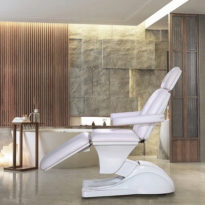 Cadeira reclinável branca para estética com apoio de pernas ajustável em ambiente moderno