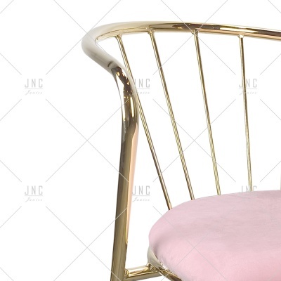 Cadeira dourada com assento rosa em fundo branco