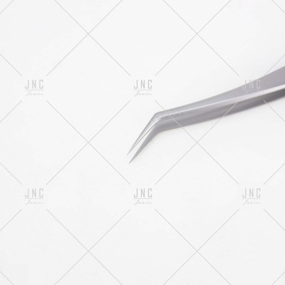 Pinça metálica cinzenta com ponta fina curva sobre fundo branco