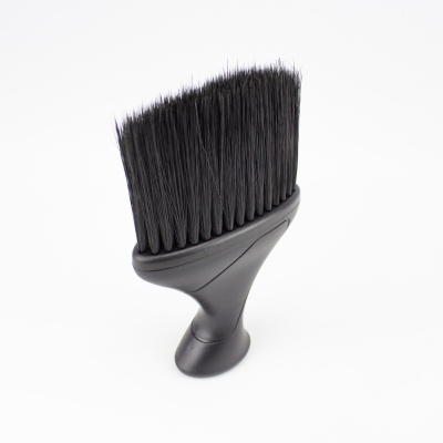 Pincel com cerdas pretas e cabo preto