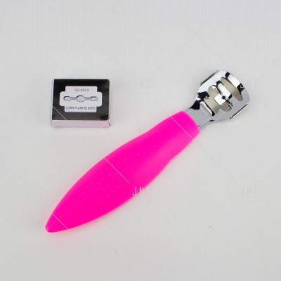 Lima de calos rosa e metálica com caixa preta rotulada