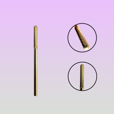 Broca de metal dourada com textura estriada em fundo rosa e cinza com zoom
