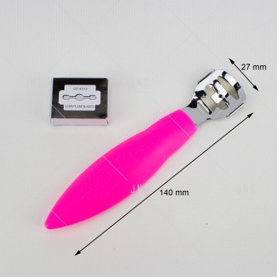 Raspador para calos com cabo rosa e lâmina metálica, ao lado caixa preta pequena.