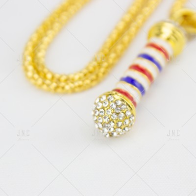 Colar dourado com pendente de microfone colorido com pedras brilhantes