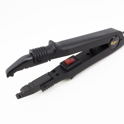 Prancha alisadora de cabelo preta com botão vermelho