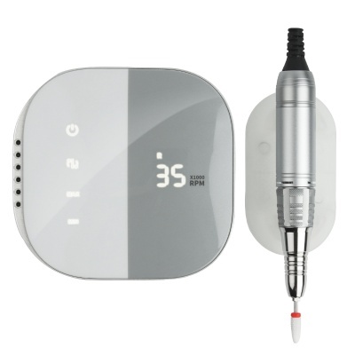 Aparelho eletrônico para manicure com controlador e caneta prateada em suporte branco