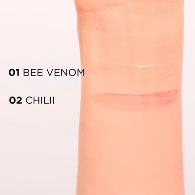 Interior do pulso com marcas de cor rosada identificadas como 01 BEE VENOM e 02 CHILII