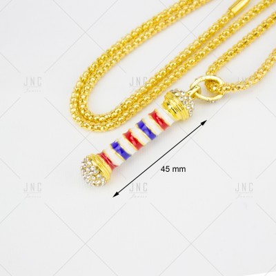 Colar dourado com pendente cilíndrico colorido e cravejado sobre fundo branco