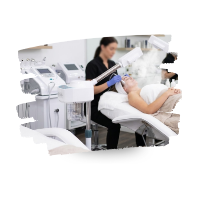 Máquina facial vaporizadora branca em sessão de estética