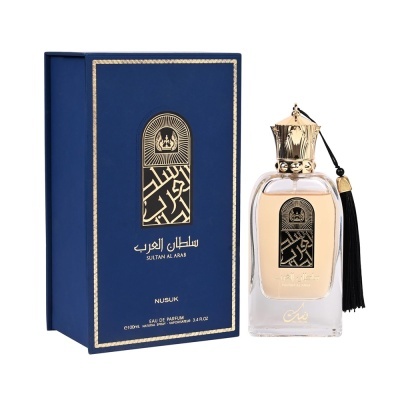 Frasco de perfume com tampa dourada e embalagem azul royal decorada com texto em árabe e inglês