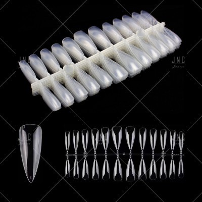 Amostras de unhas postiças transparentes em forma de bailarina sobre fundo preto.