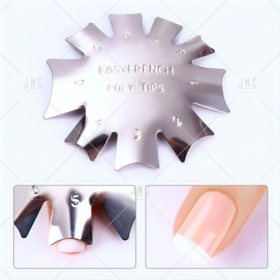 Molde metálico prateado para unhas Easy French Poly Tips com unhas em esmalte claro e ponta branca