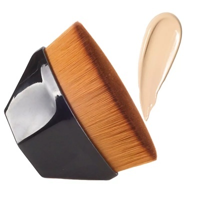 Pincel de maquilhagem com base líquida bege clara