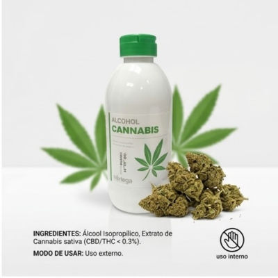 Frasco de álcool de cannabis com flores secas ao lado