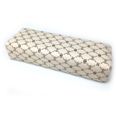 almofada retangular bege com padrão castanho