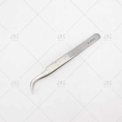 Pinça metálica cinzenta com ponta curva e inscrição EJ-P002