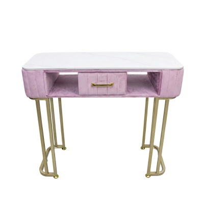 Mesa de escritório rosa com tampo branco e pernas douradas