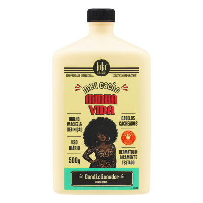 Frasco de condicionador amarelo com rótulo escrito meu cacho MINHA VIDA para cabelos cacheados.