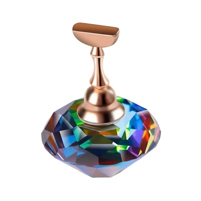 Objeto decorativo com base em cristal e suporte metálico dourado