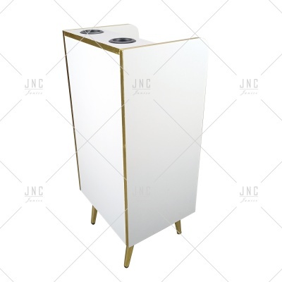 Móvel vertical branco com detalhes dourados e prateleiras circulares na parte superior