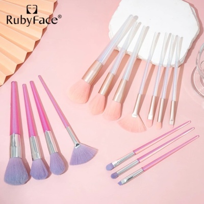 Conjunto de pincéis de maquilhagem rosa e lilás sobre fundo rosa