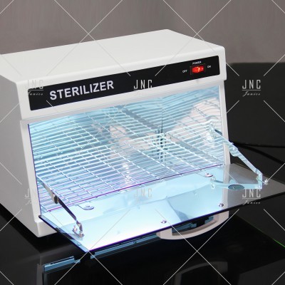Esterilizador branco com porta de vidro aberta e grelha metálica interior