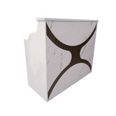 Balcão de receção branco com detalhes castanhos e padrão mármore