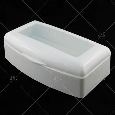 Caixa branca retangular com tampa transparente em fundo preto