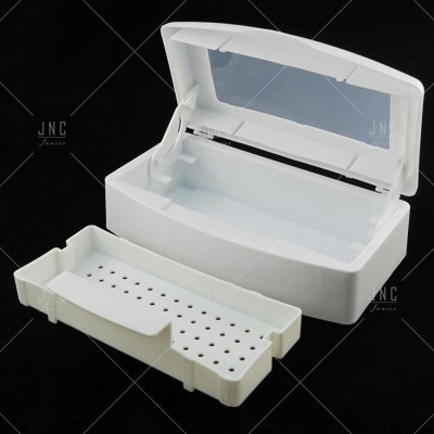 Recipiente branco de plástico com tampa translúcida e tabuleiro removível com orifícios