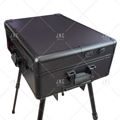 Mala preta rígida com pernas metálicas