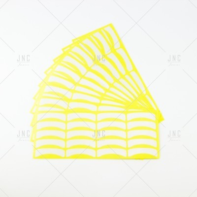 Seis guardanapos amarelos recortados com padrão de teia de aranha