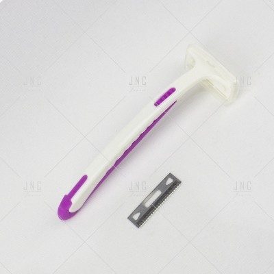 Aparelho de barbear branco com detalhes roxos e lâmina de reposição