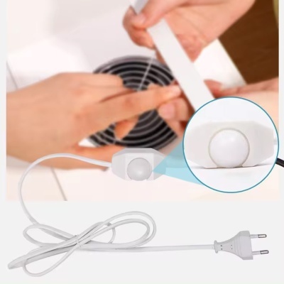 Dispositivo elétrico branco com botão e cabo com plugue europeu