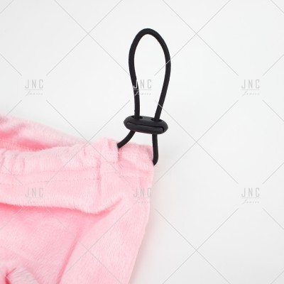 Máscara facial rosa clara com elástico preto ajustável