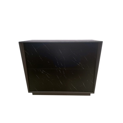 Cómoda preta com padrão mármore branco