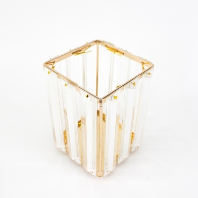 Vaso quadrado de vidro transparente com detalhes dourados