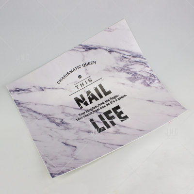 Tapete com padrão mármore e texto em preto