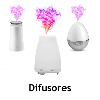Três difusores de aroma brancos emitindo vapor colorido em fundo branco com texto 'Difusores'.