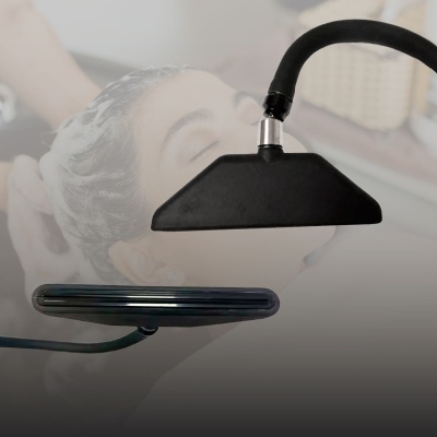 aparelho de cabeleireiro preto com tubo flexível perto da cabeça de pessoa com cabelo molhado