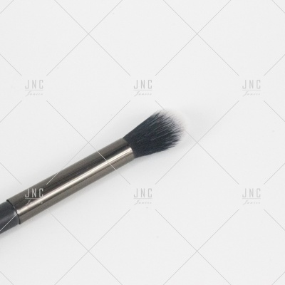 Pincel de maquilhagem com cabo preto e cerdas pretas com ponta branca