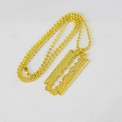 Colar dourado com pendente em forma de lâmina de barbear