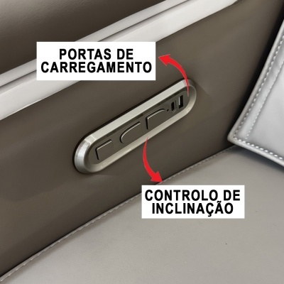Painel de controlo com botões num sofá de couro bege com etiquetas de portas de carregamento e controlo de inclinação