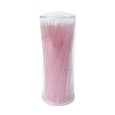 Pacote transparente com cotonetes de haste rosa e pontas brancas