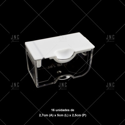 Caixa plástica transparente com tampa branca num fundo preto