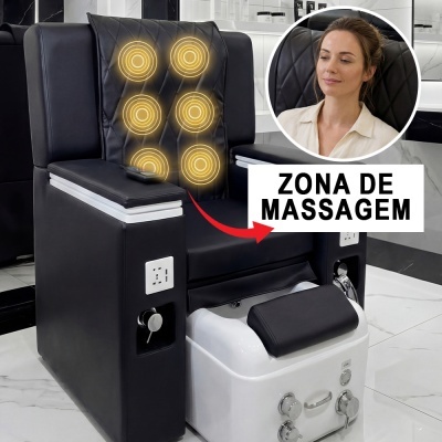 Cadeira de massagem preta com estofos acolchoados em padrão diamante e painel de controlo