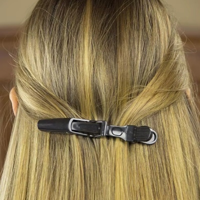 Presilha de cabelo preta a prender cabelo loiro claro