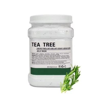 Frasco branco de plástico com rótulo de máscara facial Tea Tree e ramo de planta verde.