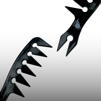 Peças de plástico preto com dentes pontiagudos e texto SPIDER-LOK