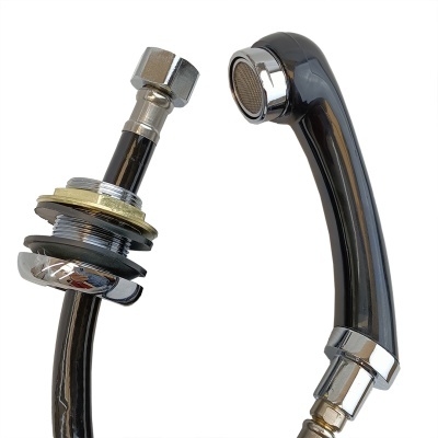 Adaptador de torneira metálico e plástico preto com fixações